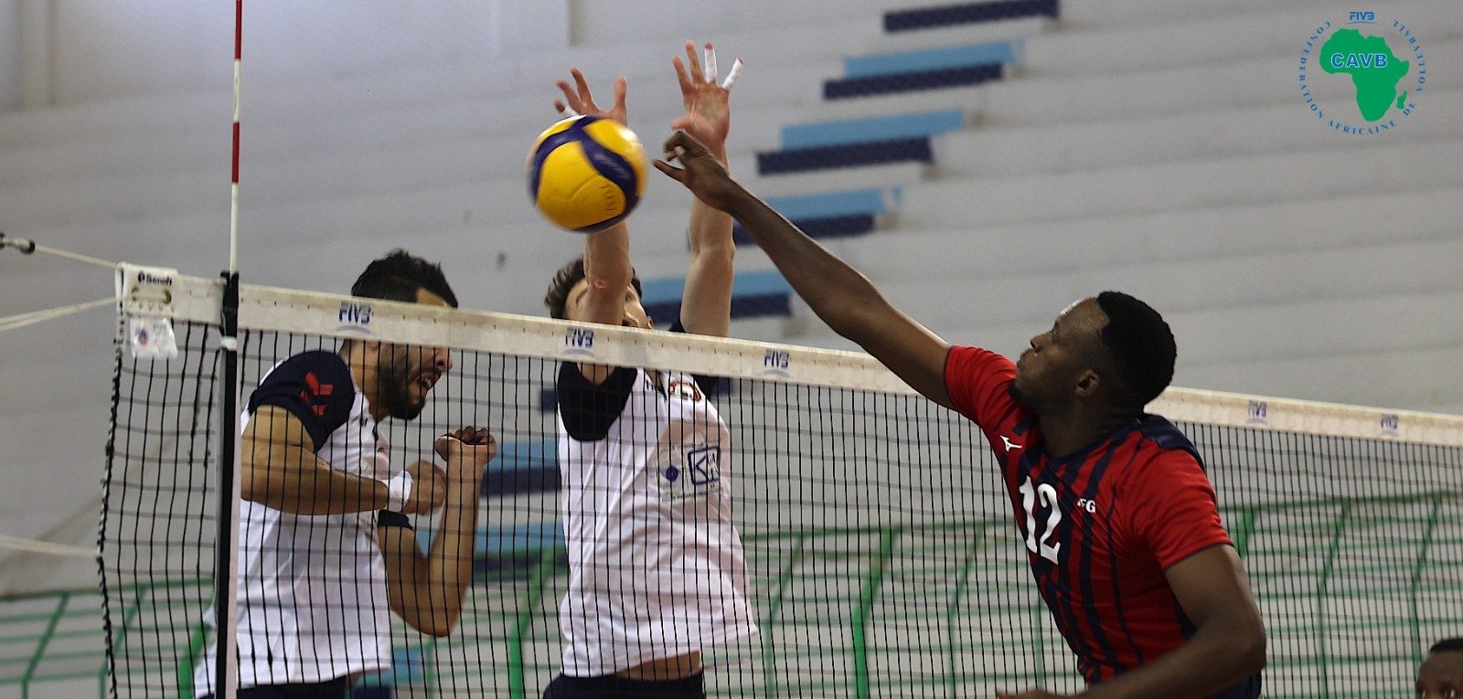 Akumuntu Patrick wa REG ashakisha aho gucisha umupira