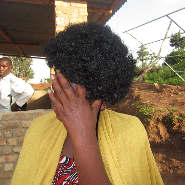 Uyu mugore avuga ko yayobotse ubu bujura ashaka kugaruza intebe ze nawe yibwe.