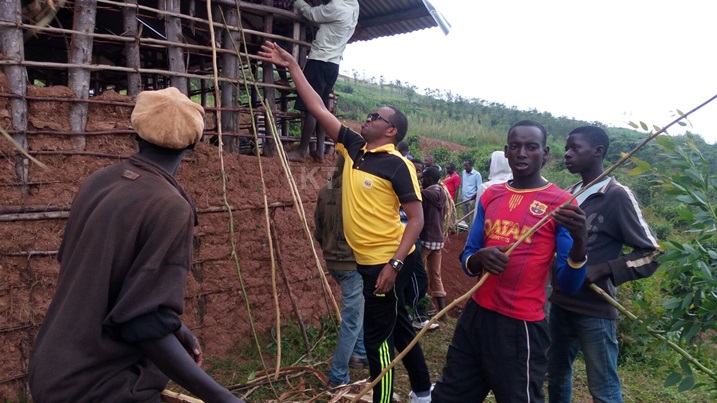 Muri Nyaruguru umuganda wakozwe hunakirwa umugabo witwa Nzaramba Janvier, wari utuye mu manegeka mu Kagari ka Mpanda Umurenge wa Kibeho.