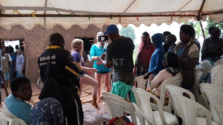 Imvura yaguyeho gato ariko ntiyababuza gukomeza imirimo barimo.