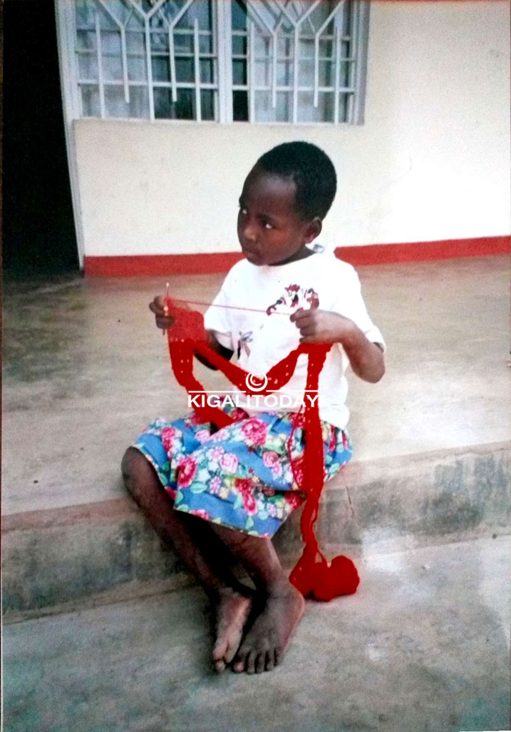 Alice Nyiramajyambere yatangiye kwiga kuboha akigera mu kigo cy'impfubyi.