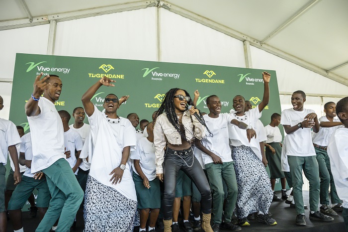 Umuhanzi Aline Sano yifatanyije n'abanyeshuri ba HVP Gatagara Rwamagana ubwo hatangizwaga ubukangurambaga bwa 'Tugendane'