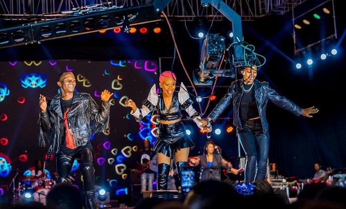 Aline Sano akigera ku rubyiniro hamwe n'ababyinnyi be