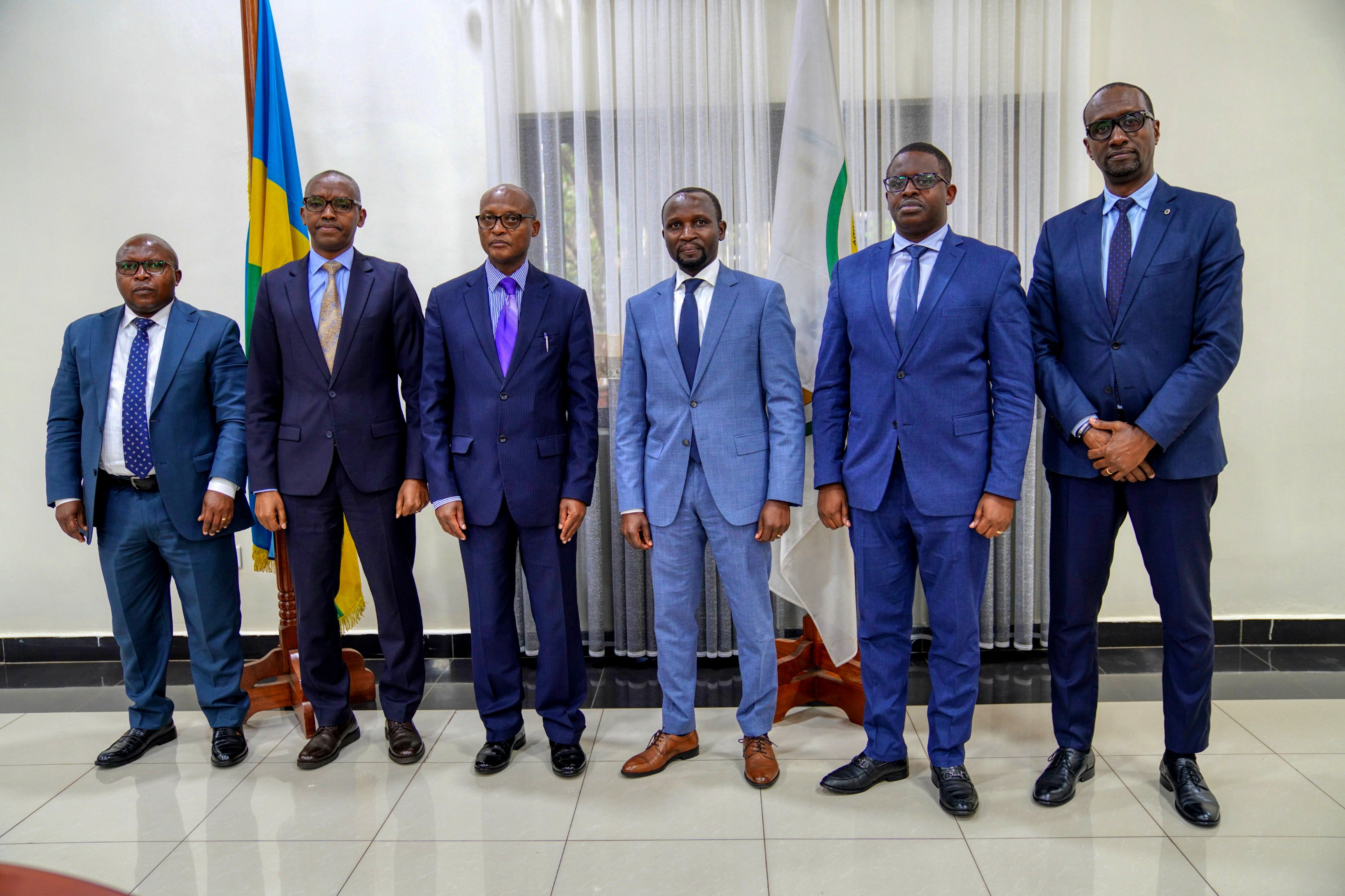 Nyuma yo guhererekanya ububasha, bafashe ifoto y'urwibutso