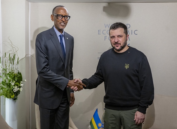 Perezida Kagame yanagiranye ibiganiro na mugenzi we Volodymyr Zelensky