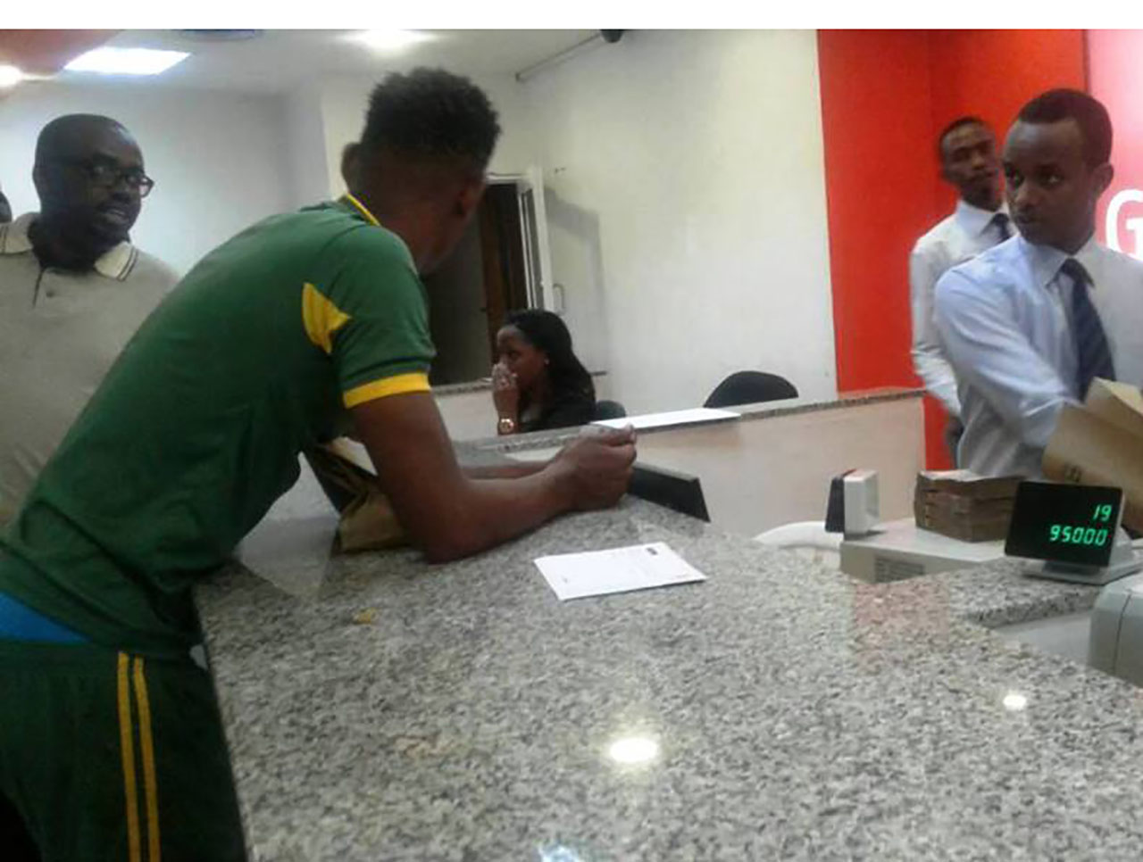 Ally Niyonzima na Joseph Nshimiye Umunyamabanga wa AS Kigali kuri banki, amafaranga yamaze kuyohererezwa