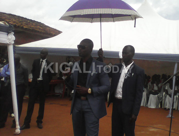 Musengimana (batwikiriye umutaka) asaba ko uwanze gutanga amakuru y