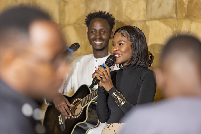 Alyn Sano yafashe umwanya arabaririmbira