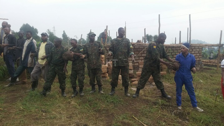 Inzego zitandukanye zirimo n'abashinzwe umutekano baha umubyizi abaturage.