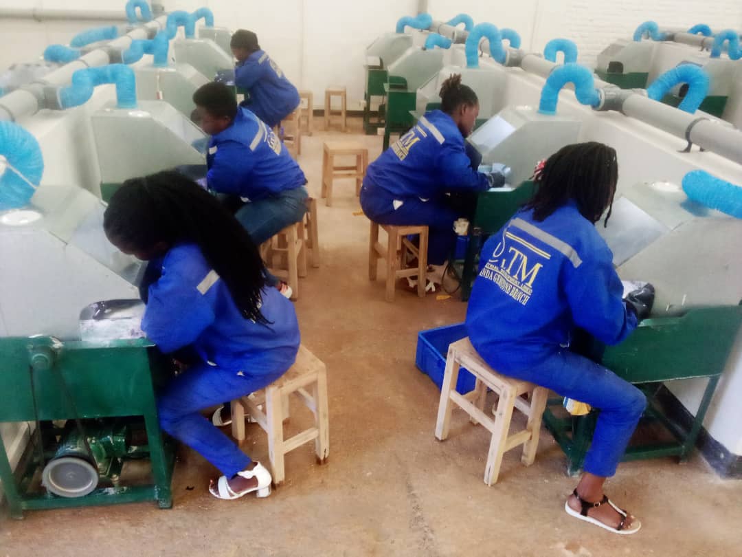 Buri wese aba afite imashini ye atunganyirizaho amabuye