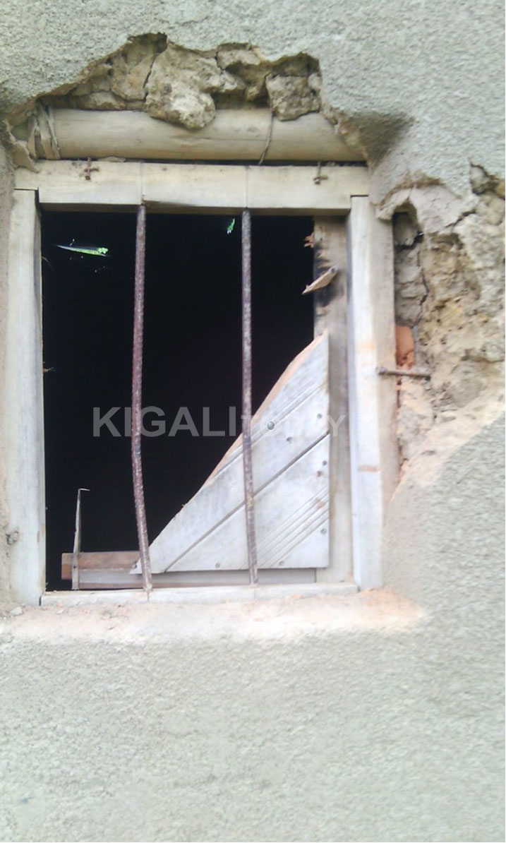 Amadirishya y'inzu bayangije.