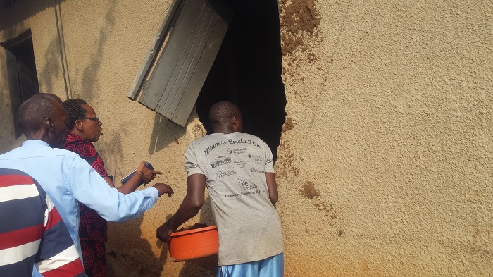 Amadirishya bayakuyeho kugira ngo babone aho banyuza umucanga wo kuzimya ibiryamirwa