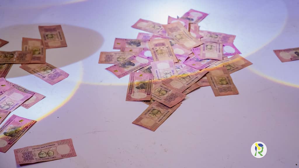 Mu bo RIB iburira harimo abajya bagaragara banyanyagiza amafaranga y'u Rwanda bagamije kwerekana ko bayafite menshi