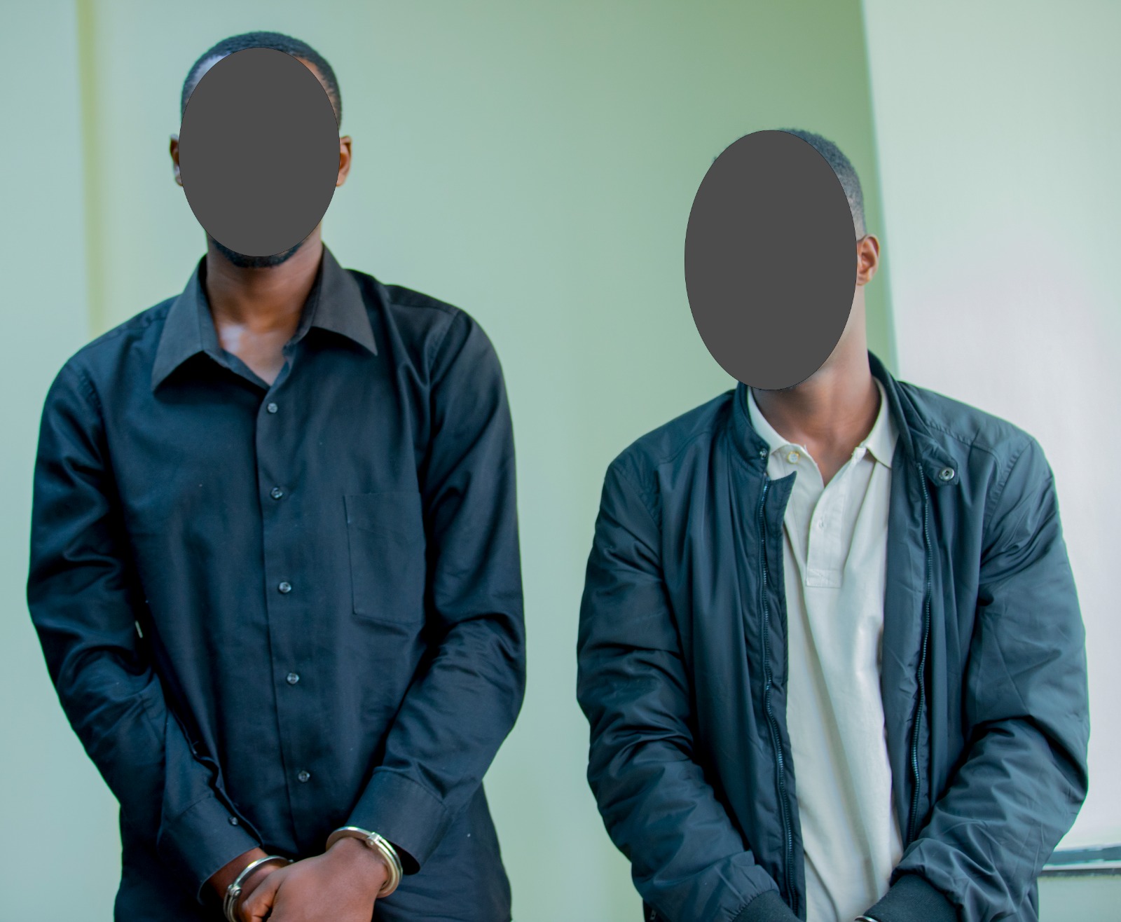 Abasore babiri bakekwaho kwiba Umunyamahanga barafashwe