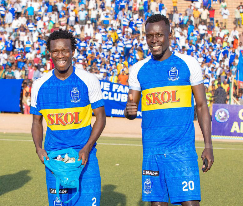 Ubwo abafana ba Rayon Sports bamusakazagaho amafaranga