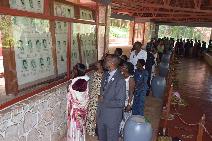 Basuye amwe mu mafoto ari mu Rwibutso rwa Kaminuza aharuhukiye abari abakozi ba kaminuza y'u Rwanda