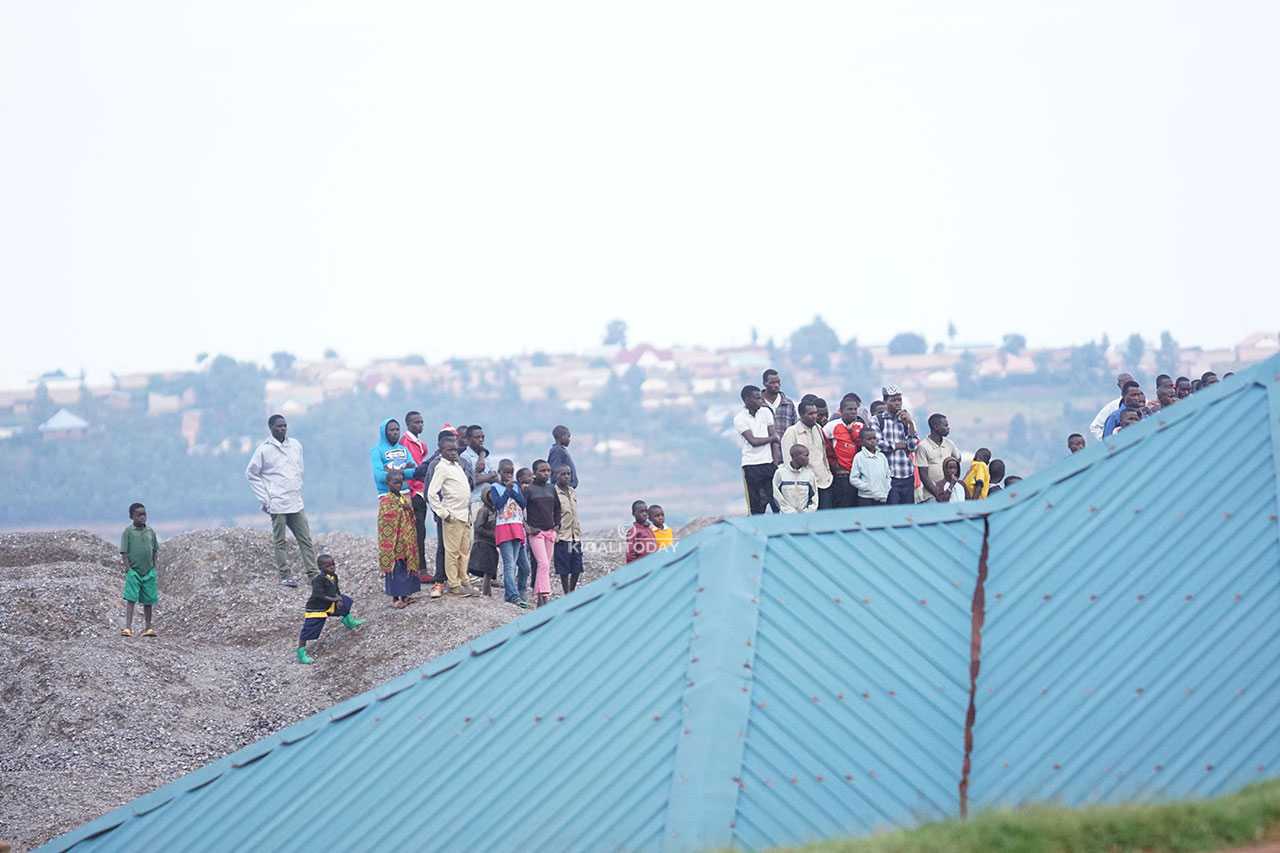 Bamwe mu bafana bahagaze ahirengeye birebera umupira nta nkomyi