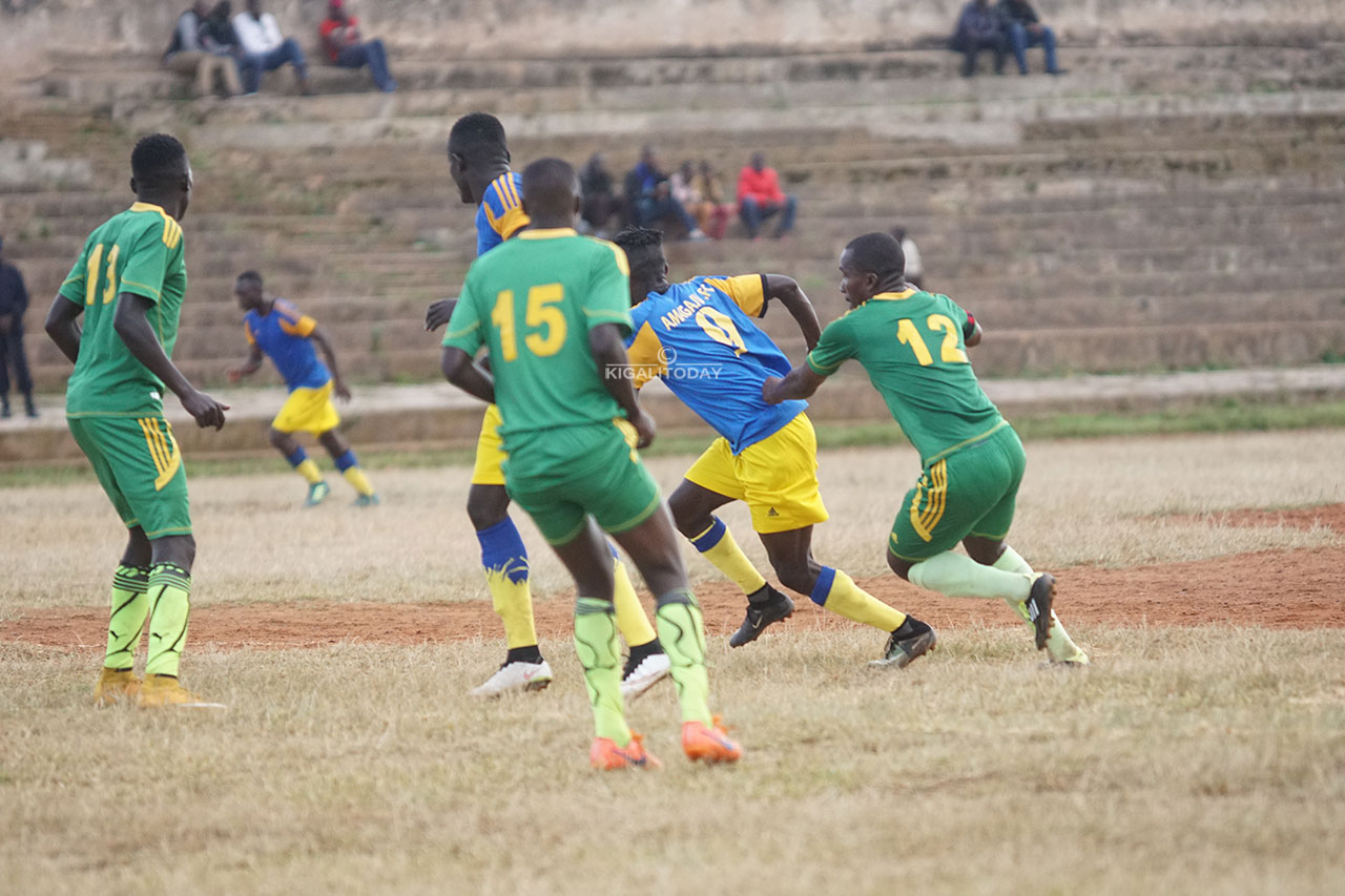 Tchabalala acungiwe hafi n'umukinnyi wa Gicumbi, yanyuzagamo akanamukurura umwenda