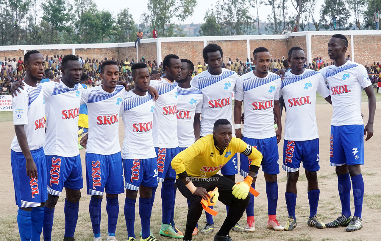 Abakinnyi ba Rayon Sports babanje mu kibuga i Nyamagabe