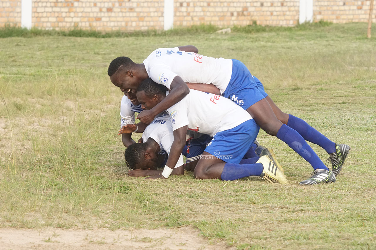 Abakinnyi ba Rayon Sports bishimira igitego cya Djabel Manishimwe