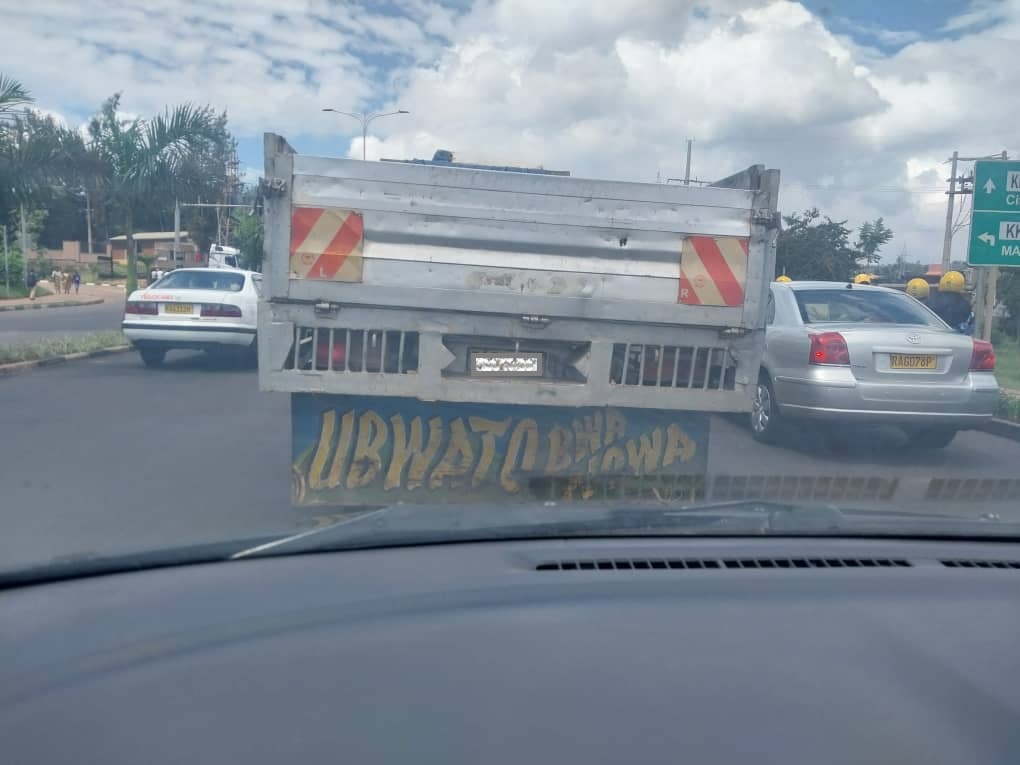 Uyu we imodoka ye ayifata nk'aho ari "Ubwato bwa Nowa"