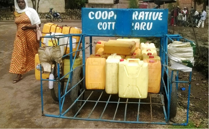 Amagare atwara ibicuruzwa bisanzwe yabonye akazi ko kujyana amazi kuko ari yo yungura. 