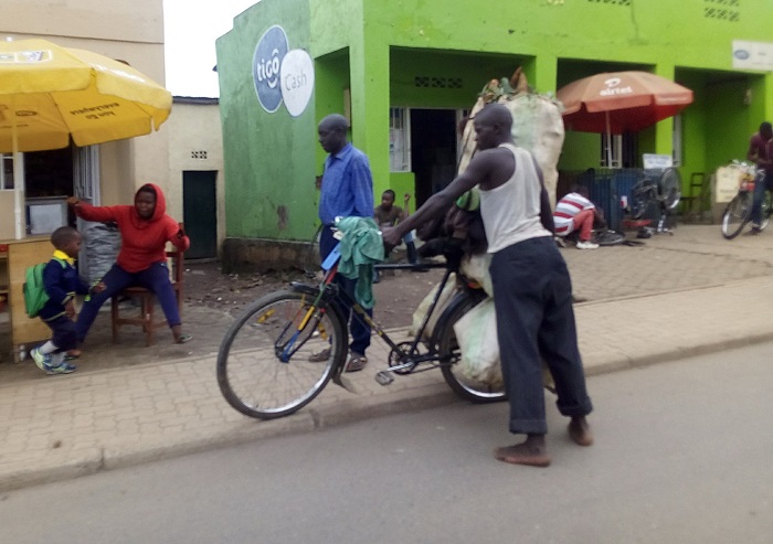 Abatwara aya magare baba bayashyizeho ibiremereye