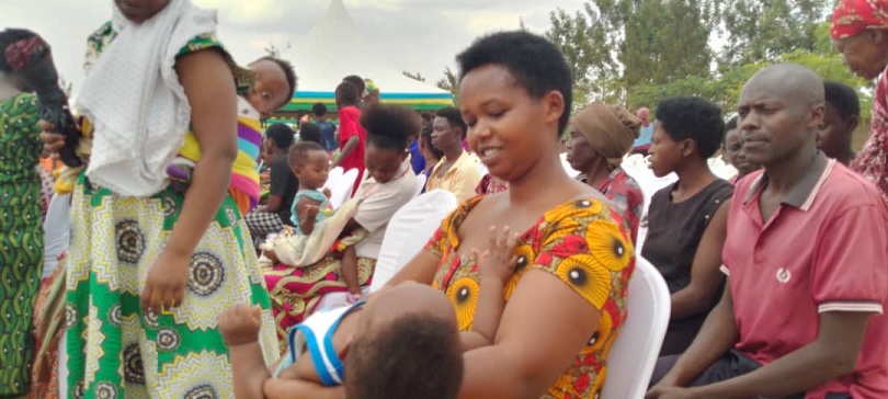 Mukabadege Adela, ahamya ko korora inkoko bibafasha mu mirire myiza y'abana