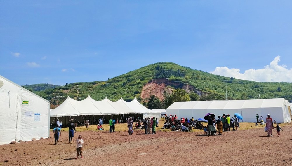 Ahantu hateganyijwe harisanzuye ku buryo hashobora gushyirwa amahema ashobora gucumbikira abagizweho ingaruka n