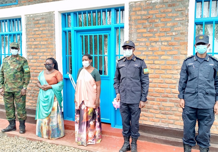 Abayobozi batandukanye barimo CP John Bosco Kabera(hagati) wari unahagarariye ubuyobozi bwa Polisi muri iki gikorwa, ari kumwe n