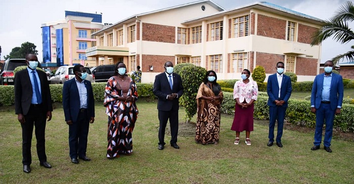 Ifoto y'urwibutso y'abayobozi nyuma y'ihererekanyabubasha