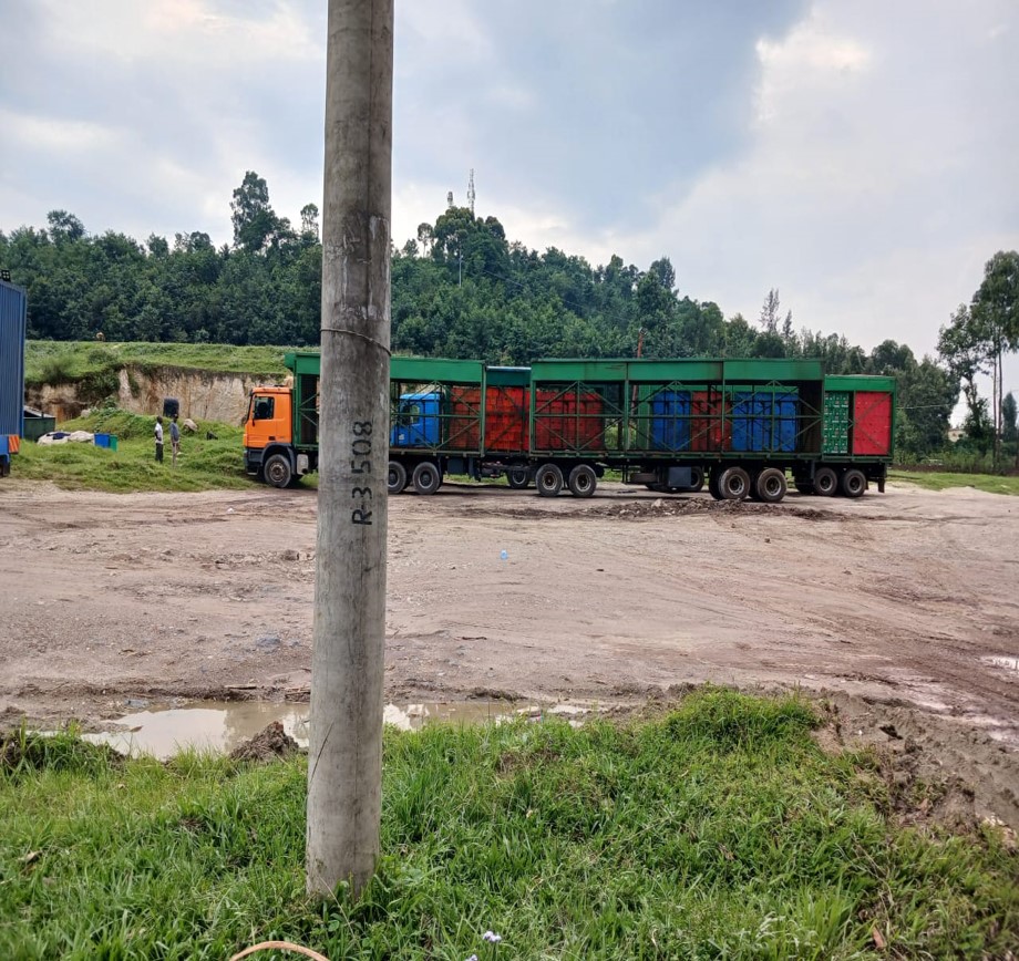 Ubu butaka buparikwaho n'amakamyo yinjira mu mujyi wa Gisenyi