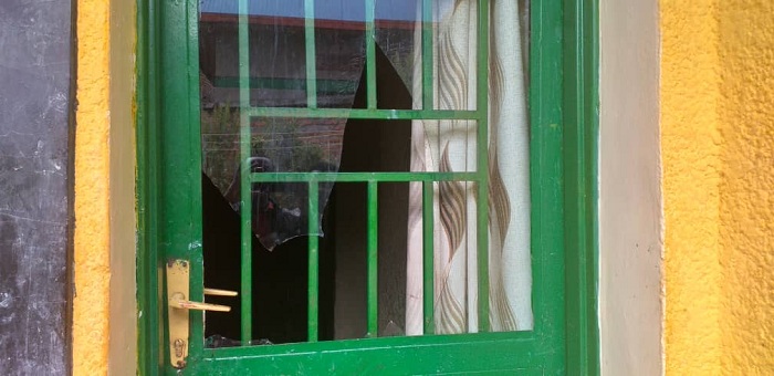 Ikirahuri cyo ku rugi rw'inzu ya Visi Meya Ndabereye cyamenekeye muri ayo makimbirane