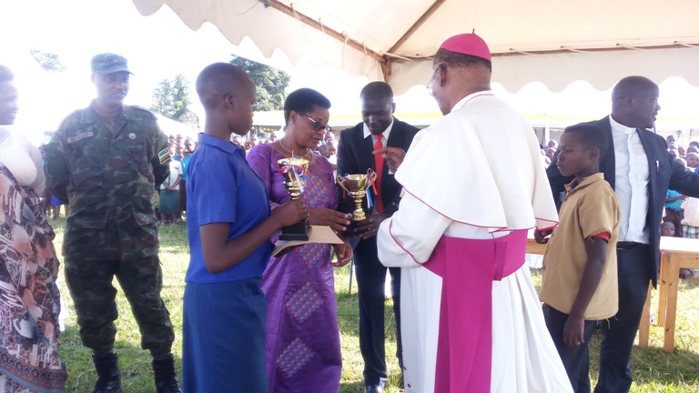 Amakipe yitwaye neza kurusha ayandi yashyikirijwe ibikombe