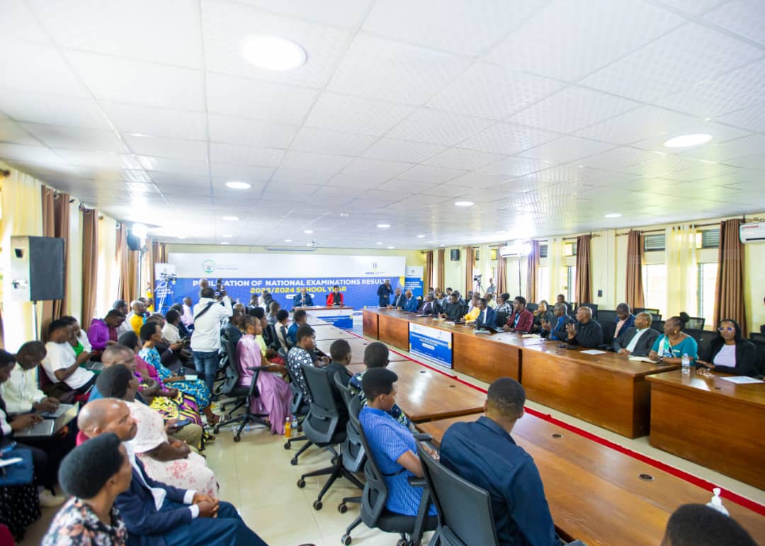 Umuhango wo gutangaza amanota y'abarangije amashuri yisumbuye witabiriwe n'abanyeshuri, ababyeyi hamwe n'abayobozi bafite aho bahuriye n'uburezi mu nzego zitandukanye za Leta