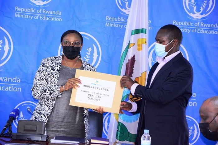 Minisitiri w'Uburezi, Dr Valentine Uwamariya hamwe n'Umuyobozi Mukuru wa NESA, Dr Bernard Bahati mu gutangaza amanota y'abarangije amashuri abanza n'ayisumbuye (icyiciro cya 1)