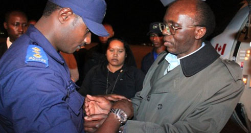 Yambitswe amapingu akimara gusohoka mu ndege