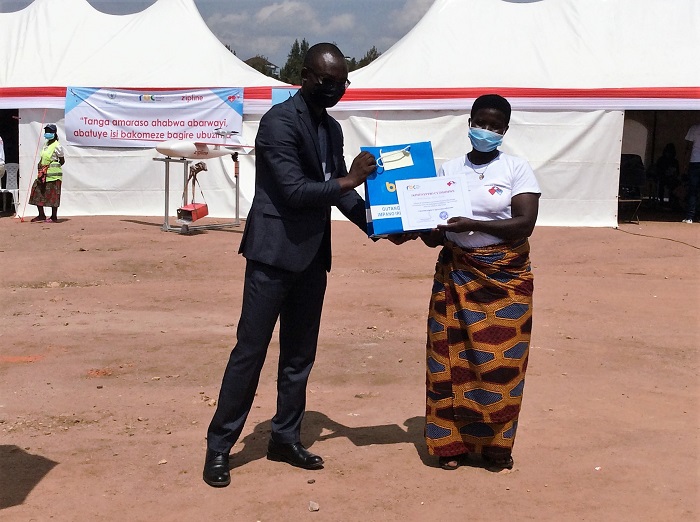 Umugore watanze amaraso inshuro nyinshi mu Karere ka Ruhango yahawe ishimwe