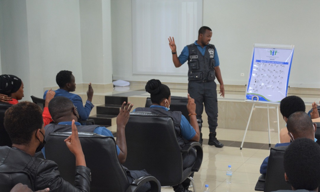 Abagenzacyaha na bo muri iyi minsi bahabwa amahugurwa y'ibanze ku rurimi rw'amarenga kugira ngo babashe gufasha ababagana bafite ubumuga bwo kutumva no kutavuga