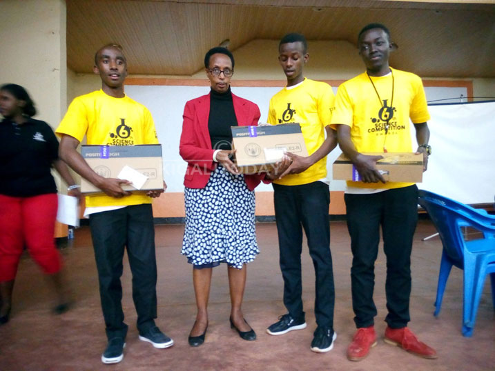 Dr Marie Christine Gasingirwa ahereza abatsinze ibihembo