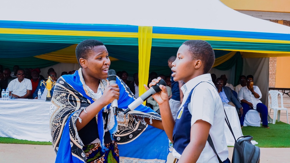 Urubyiruko rwifashishije impano zitandukanye rufite, rutanga ubutumwa bushishikariza abantu kurangwa n'umuco w'ubutwari