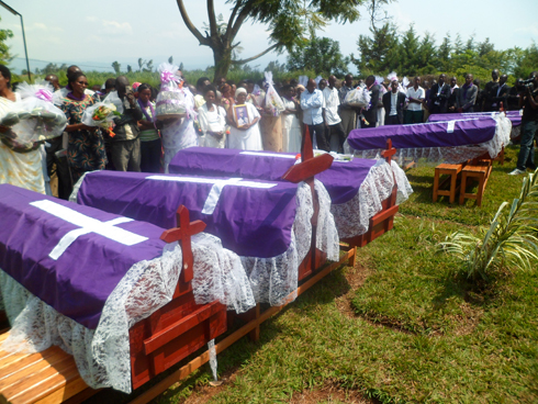 Amasanduku ashyinguwemo abantu 75 bashyinguwe tariki 30/06/2012.