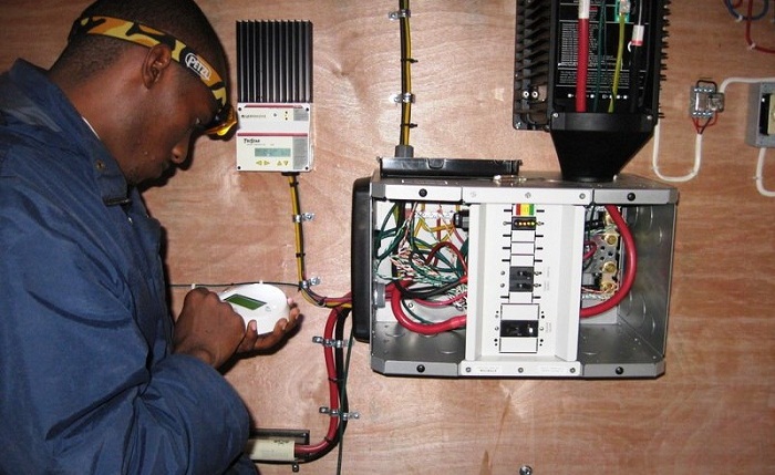 Abakora amashanyarazi barasabwa kubyakira uruhushya