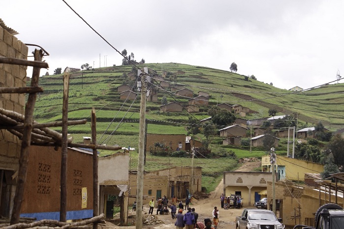 Amapoto y'amashanyarazi muri ako gace bamwe mu baturage basabwe kuyatunda ariko baramburwa