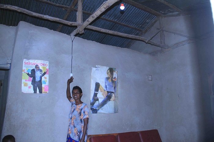 Abahawe imirasire binyuze muri nkunganire bashima Leta yabafashije kubona amashanyarazi 