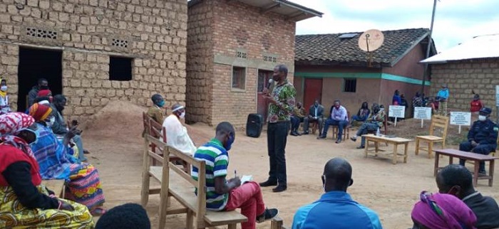 Lambert Kabayiza yabwiye abatuye muri Subukiniro ko bahawe amashanyarazi y'imirasire nk'ishimwe