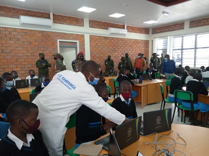 Basuye amashuri bareba ikoranabuhanga rikoreshwa mu kwigisha