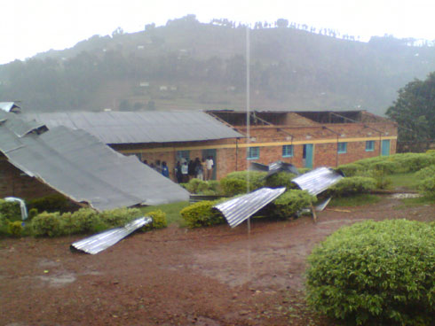 Hari n'amashuri yasenyuwe n'umuyaga uvanze n'imvura.