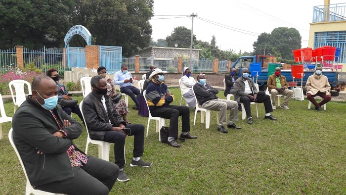 Bamwe mu bayobora ibigo by'amashuri byahawe ibikoresho by'isuku