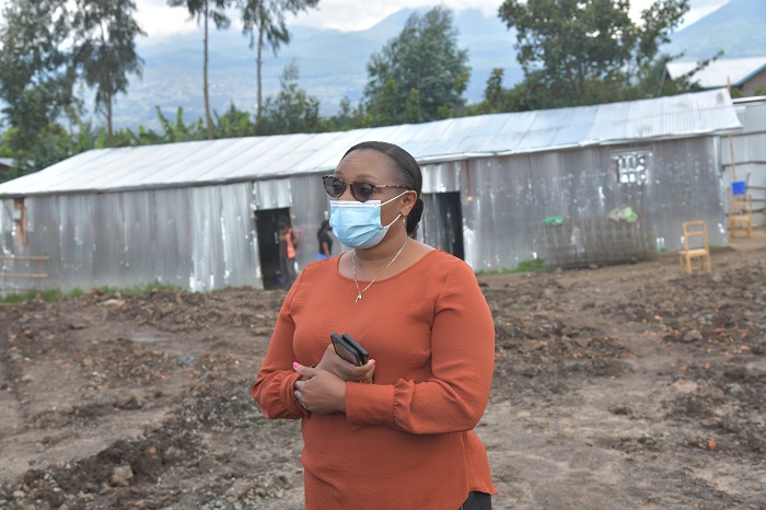 Minisitiri w'Uburezi Dr Uwamariya Valentine asura ibikorwa byubakwa mu mudugudu w'icyitegererezo wa Kinigi